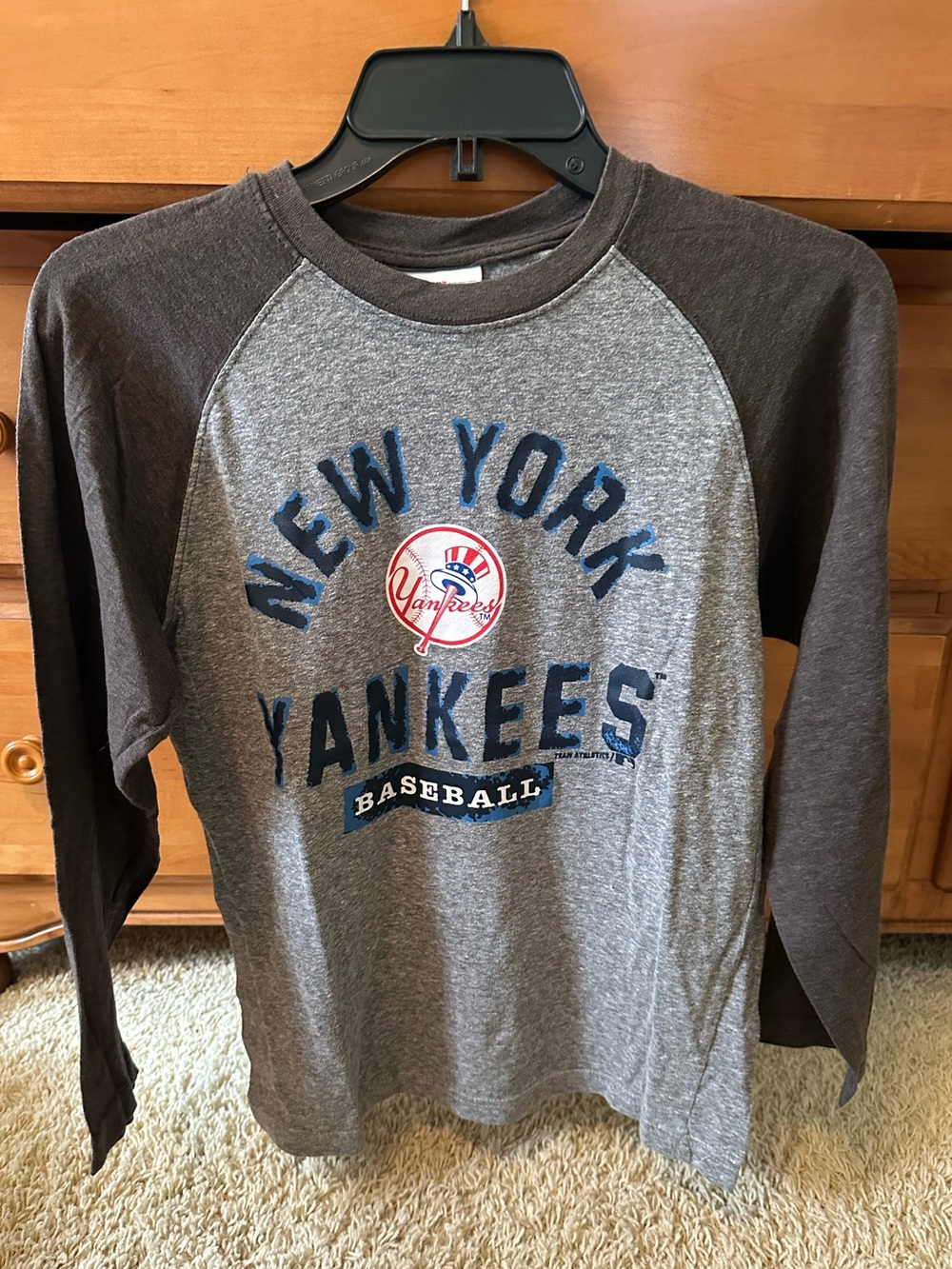 NWOT NY YANKEES RAGLAN SLEEVE